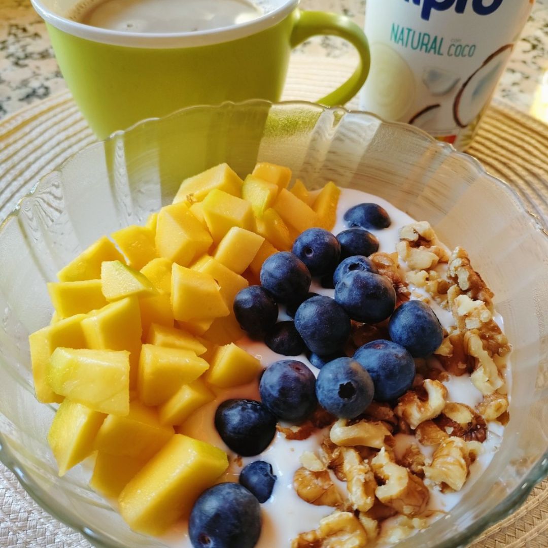 Yogur con fruta y nueces Yogur con fruta y nueces