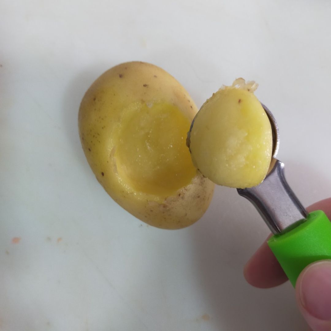 Patatas asadas rellenas de pollo y alcaparras en salsa de Cheddar viejo Paso 1 Patatas asadas rellenas de pollo y alcaparras en salsa de Cheddar viejo Paso 1