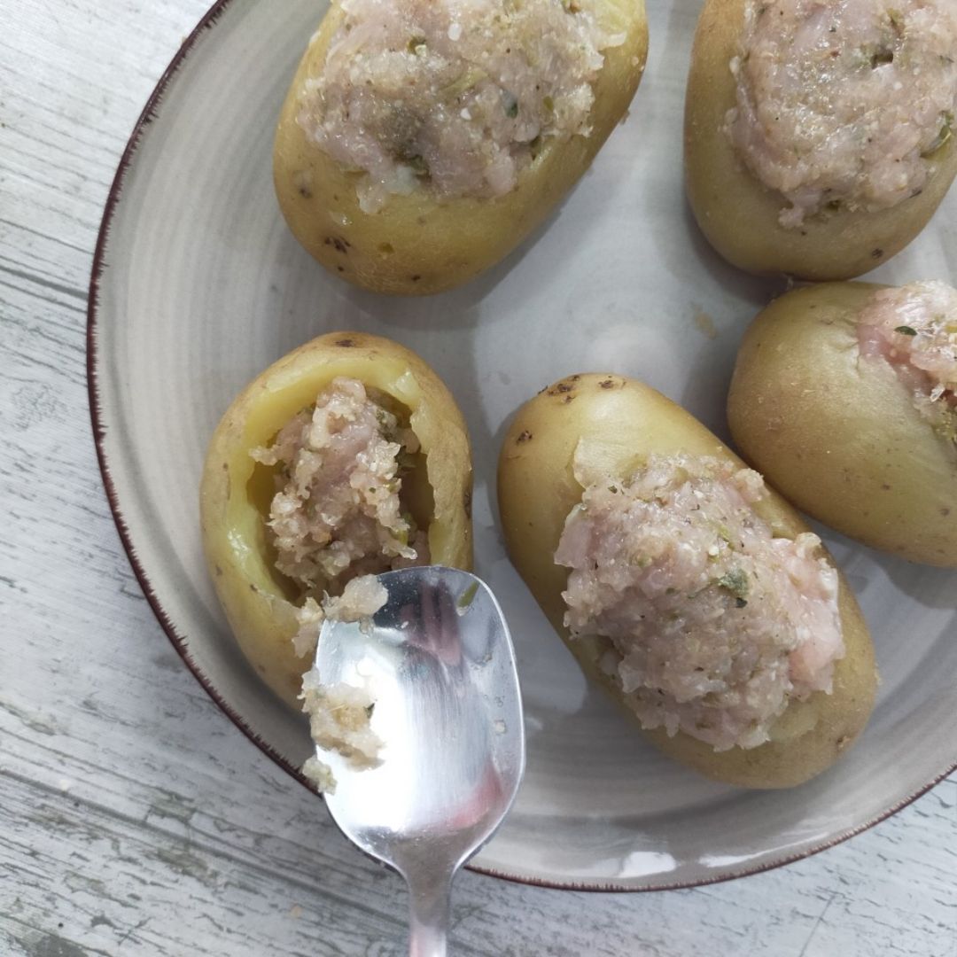 Patatas asadas rellenas de pollo y alcaparras en salsa de Cheddar viejo Paso 4 Patatas asadas rellenas de pollo y alcaparras en salsa de Cheddar viejo Paso 4