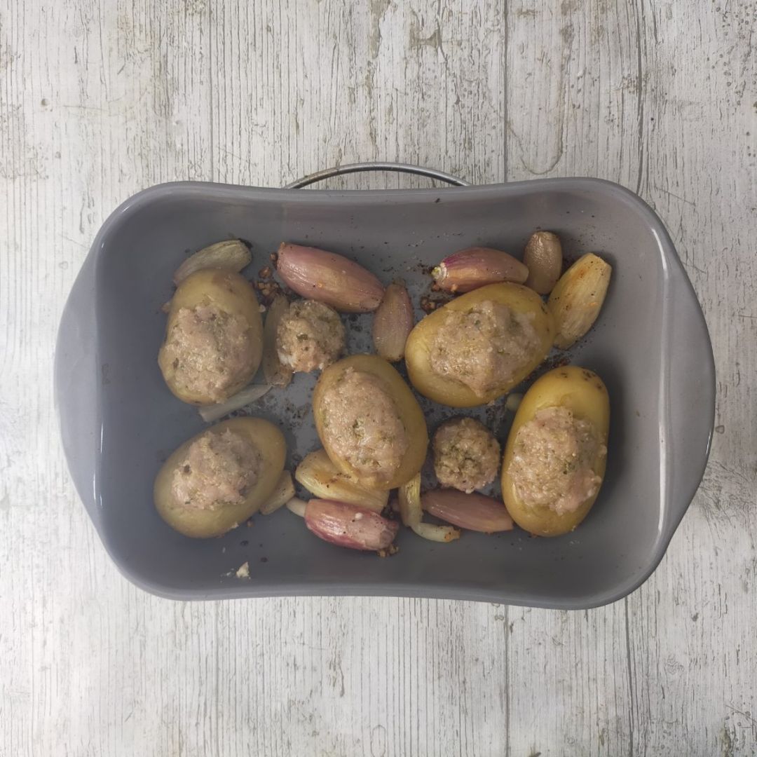 Patatas asadas rellenas de pollo y alcaparras en salsa de Cheddar viejo Paso 5 Patatas asadas rellenas de pollo y alcaparras en salsa de Cheddar viejo Paso 5