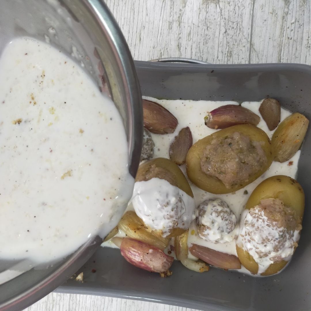 Patatas asadas rellenas de pollo y alcaparras en salsa de Cheddar viejo Paso 7 Patatas asadas rellenas de pollo y alcaparras en salsa de Cheddar viejo Paso 7