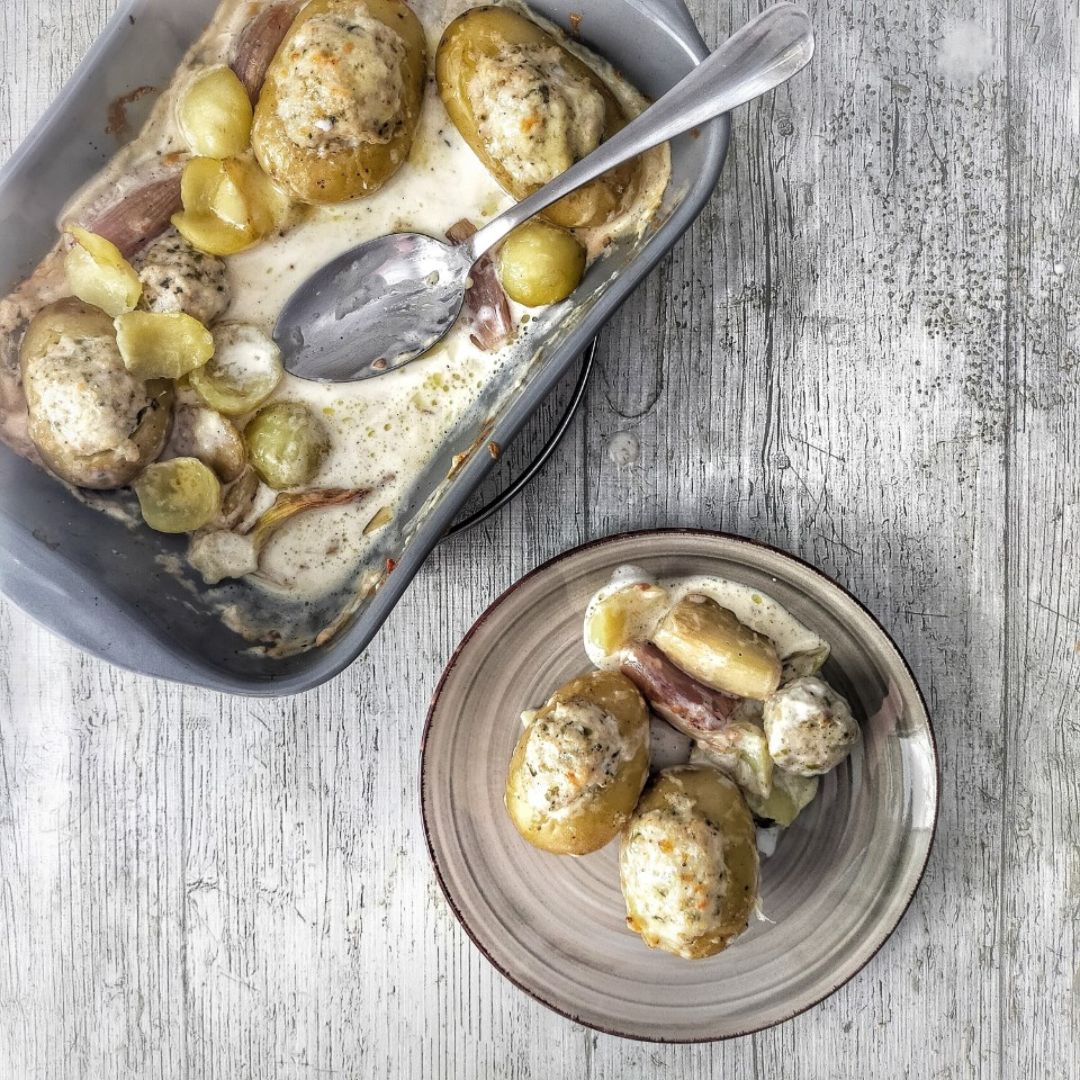Patatas asadas rellenas de pollo y alcaparras en salsa de Cheddar viejo Paso 9 Patatas asadas rellenas de pollo y alcaparras en salsa de Cheddar viejo Paso 9