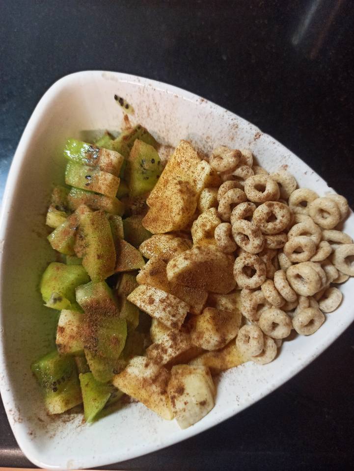 Yogur con plátano, kiwi y cereales