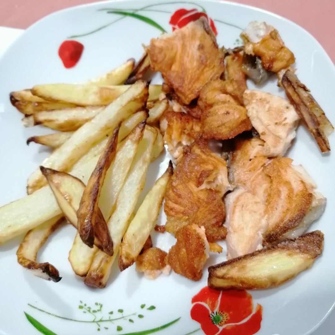 Patatas fritas y salmon Patatas fritas y salmon