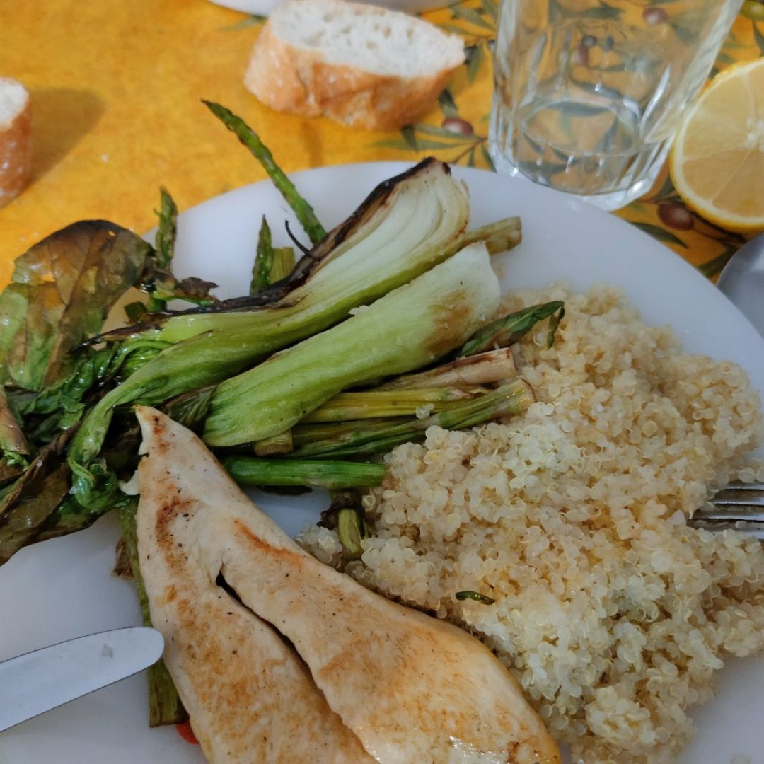Quinoa con Pak choi, espárragos y pollo a la plancha Quinoa con Pak choi, espárragos y pollo a la plancha