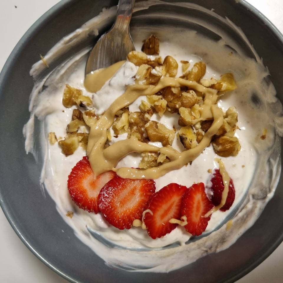 Yogur con fresas y nueces Yogur con fresas y nueces