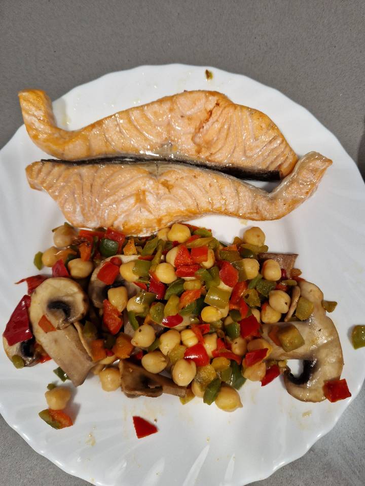 Salmon con garbanzos y verduras 