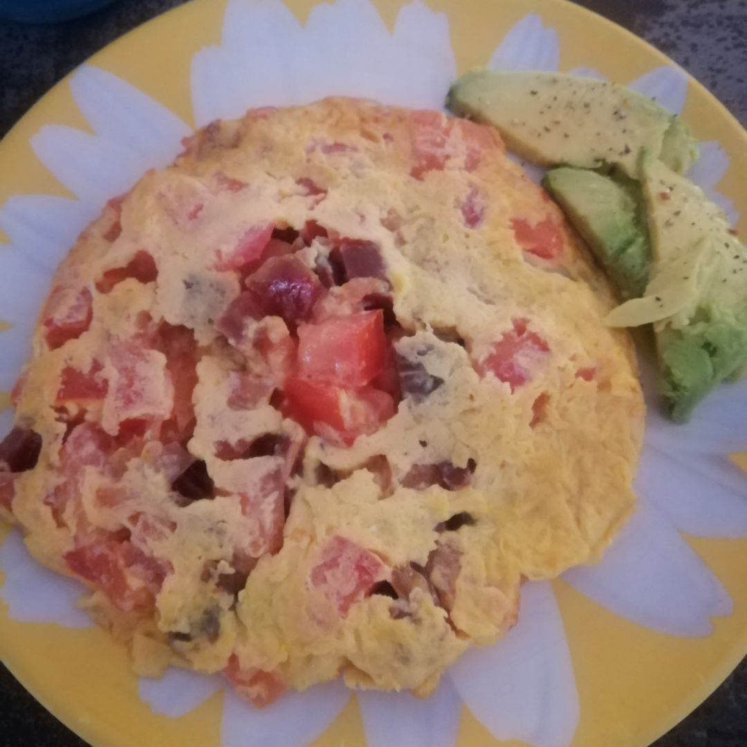 Tortilla con tomate y jamón Tortilla con tomate y jamón