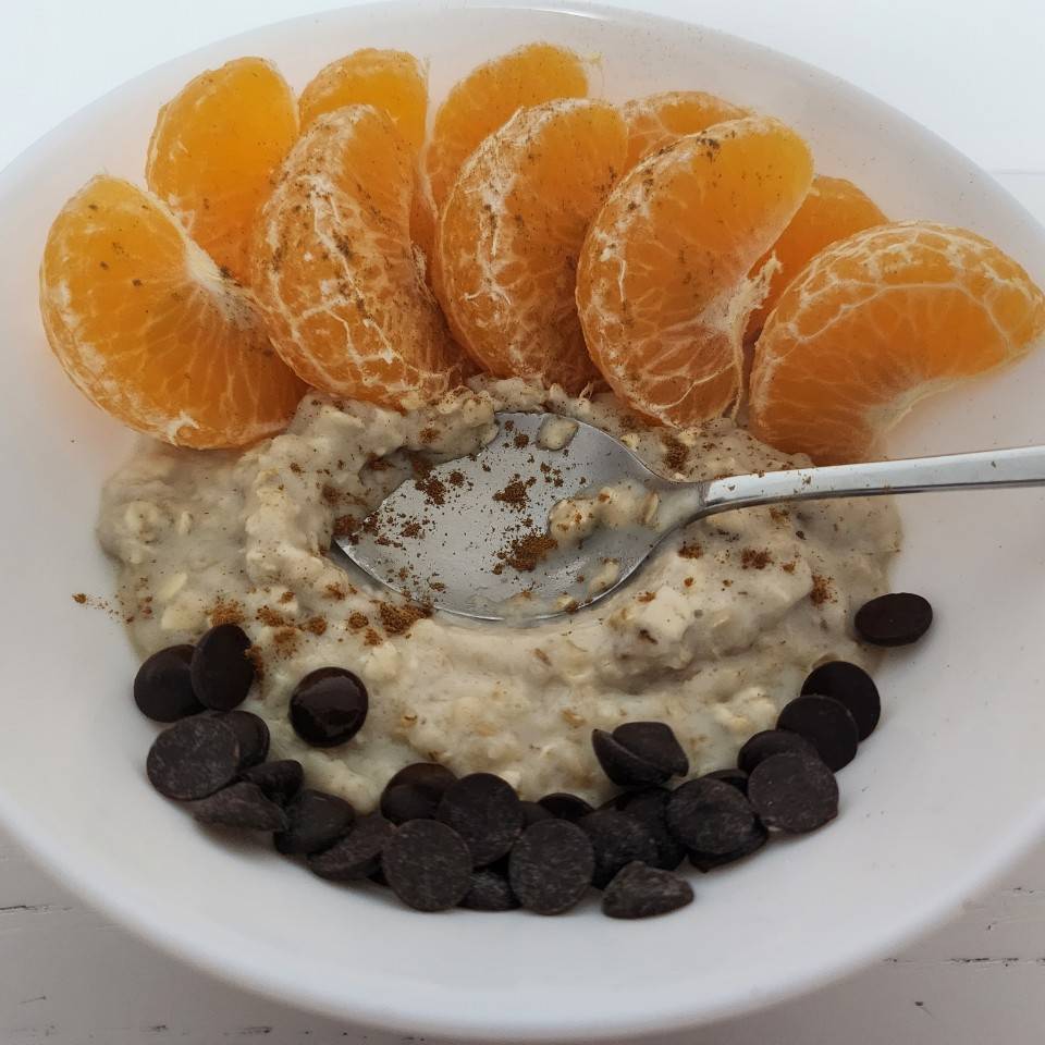 Avena con leche vegetal, mandarina, chispas de chocolate negro y mandarina Avena con leche vegetal, mandarina, chispas de chocolate negro y mandarina