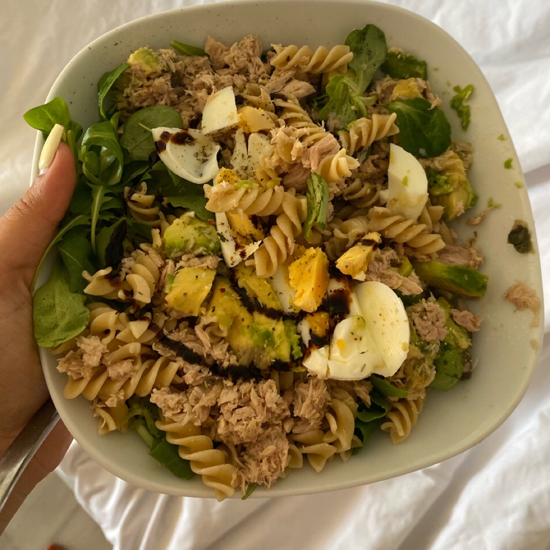 Macarrones con queso atun y aguacate