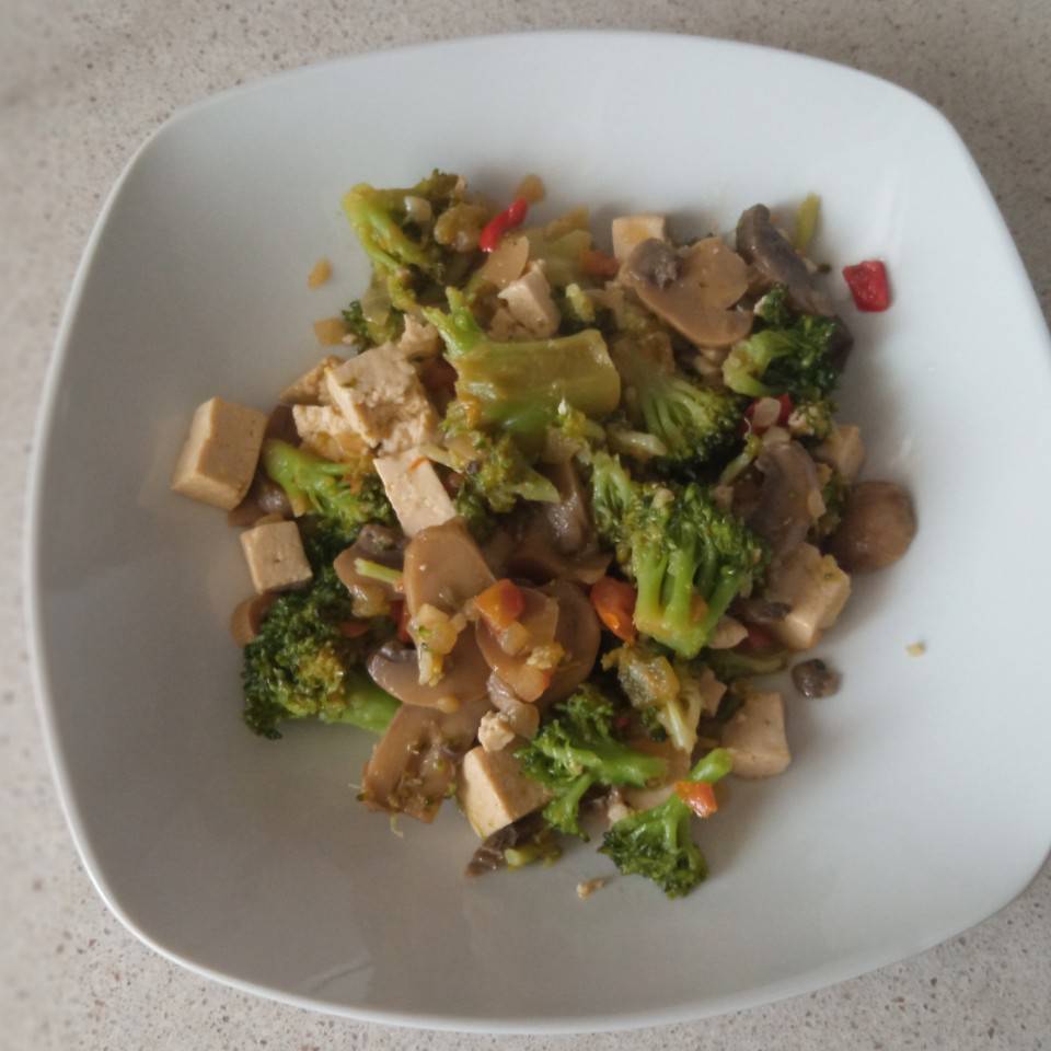 Salteado de tofu, con brócoli y champiñones 