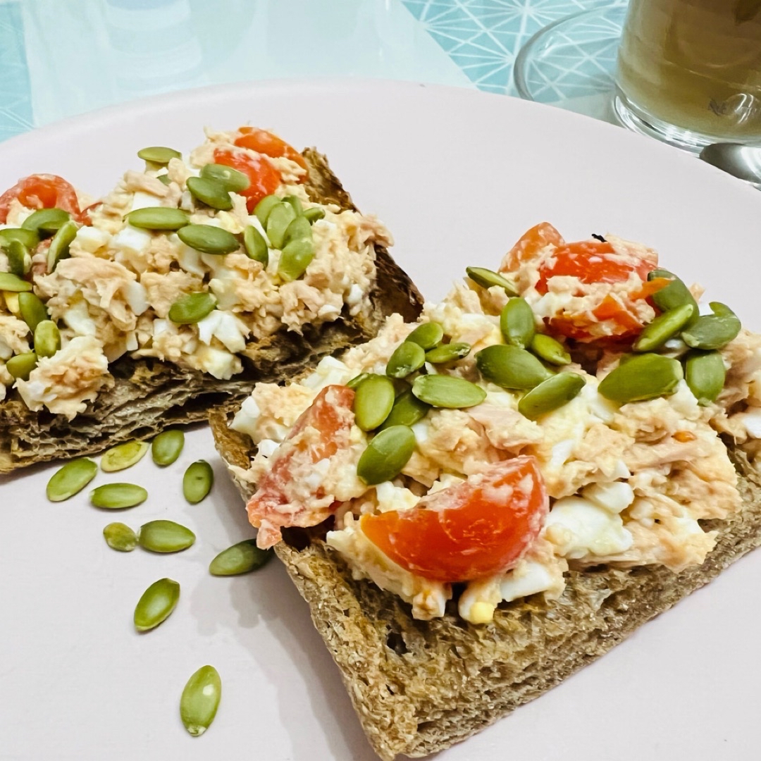 Tostadas realfood con atún 🍣 , huevo 🥚 y tomate 🍅 Tostadas realfood con atún 🍣 , huevo 🥚 y tomate 🍅
