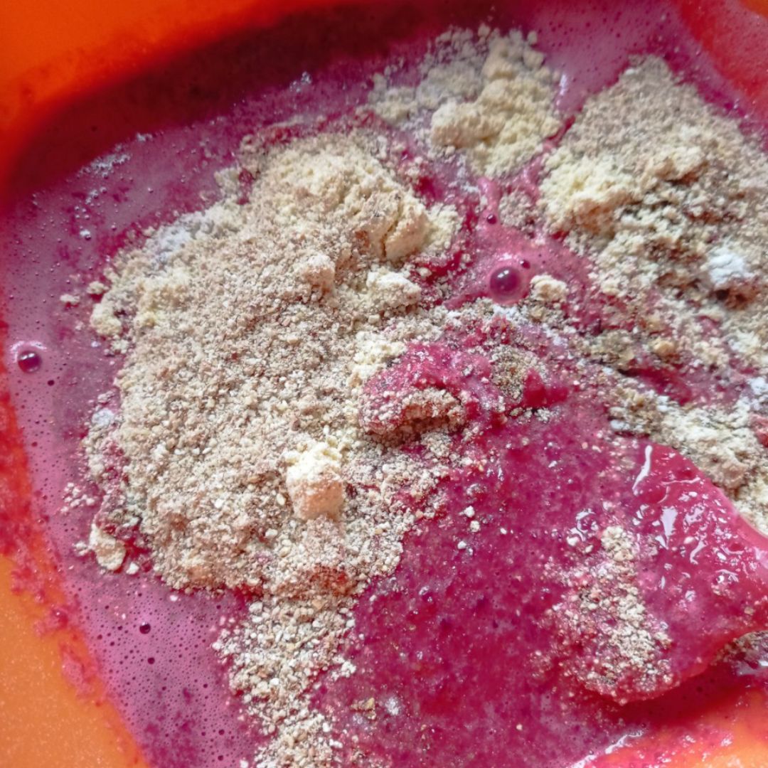 Pastel de remolacha 🍰 relleno de mousse de queso 💖 Paso 9