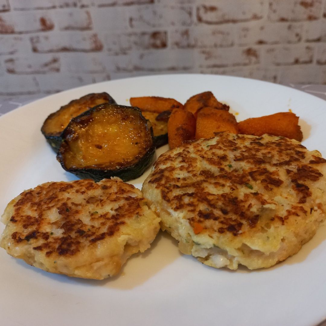 Hamburguesa de pescado con verduras salteadas Hamburguesa de pescado con verduras salteadas