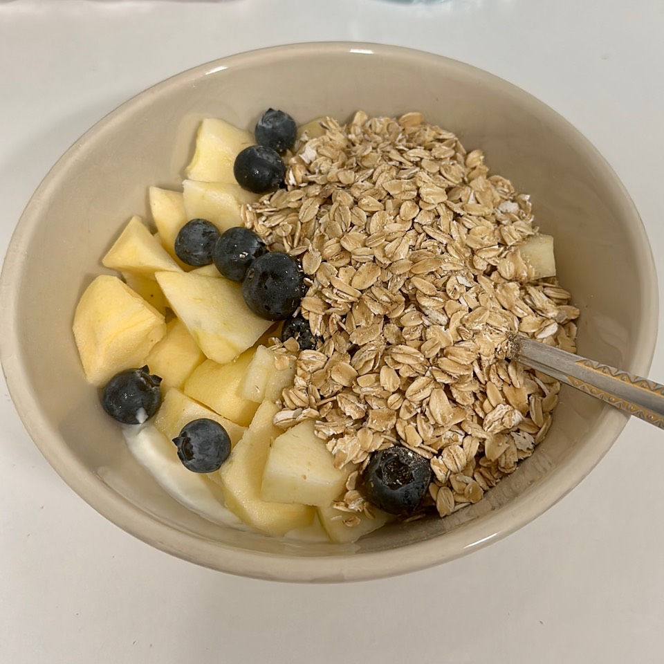 Yogur proteico o skyr con manzana, pera, arándanos y avena Yogur proteico o skyr con manzana, pera, arándanos y avena