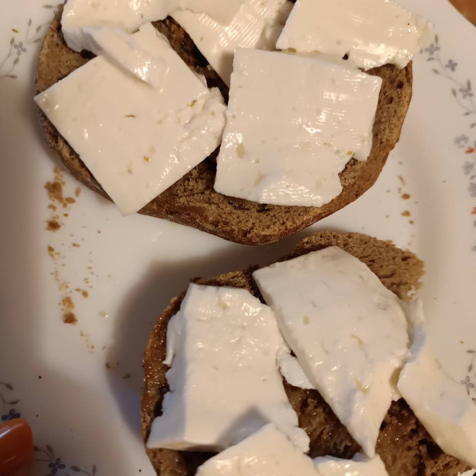 Pan centeno con queso cabra fresco Pan centeno con queso cabra fresco