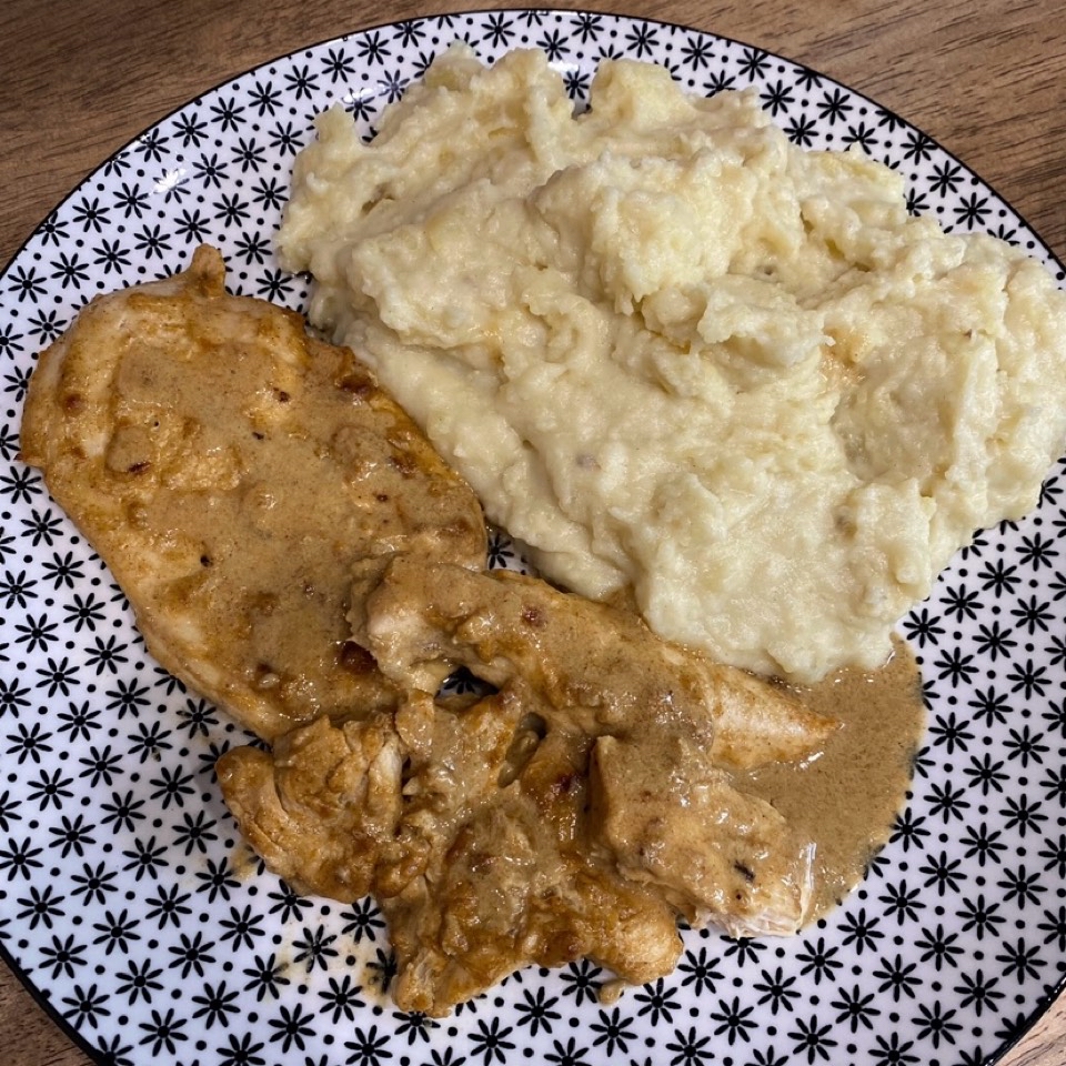 Pechuga de pollo a la mostaza con puré de patatas Pechuga de pollo a la mostaza con puré de patatas