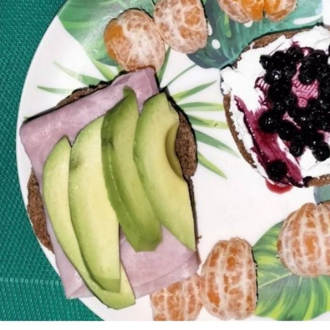 Tostada jamón cocido y aguacate