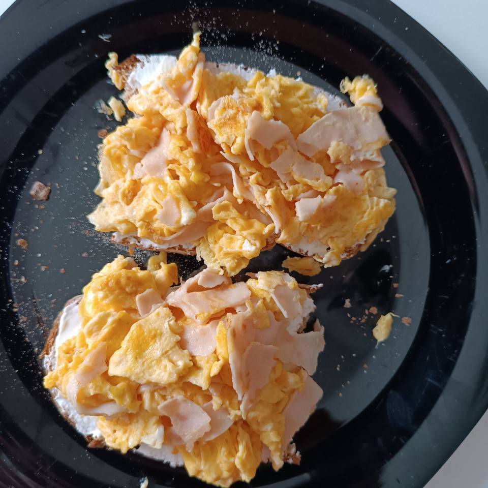 Tostas de huevos revueltos con pechuga de pavo Tostas de huevos revueltos con pechuga de pavo