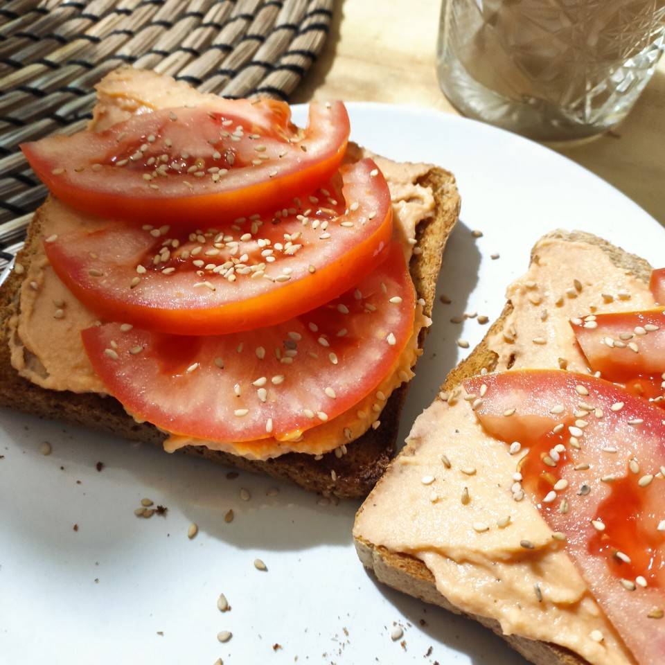 Tostada de hummus de salmón ahumado y tomate Tostada de hummus de salmón ahumado y tomate