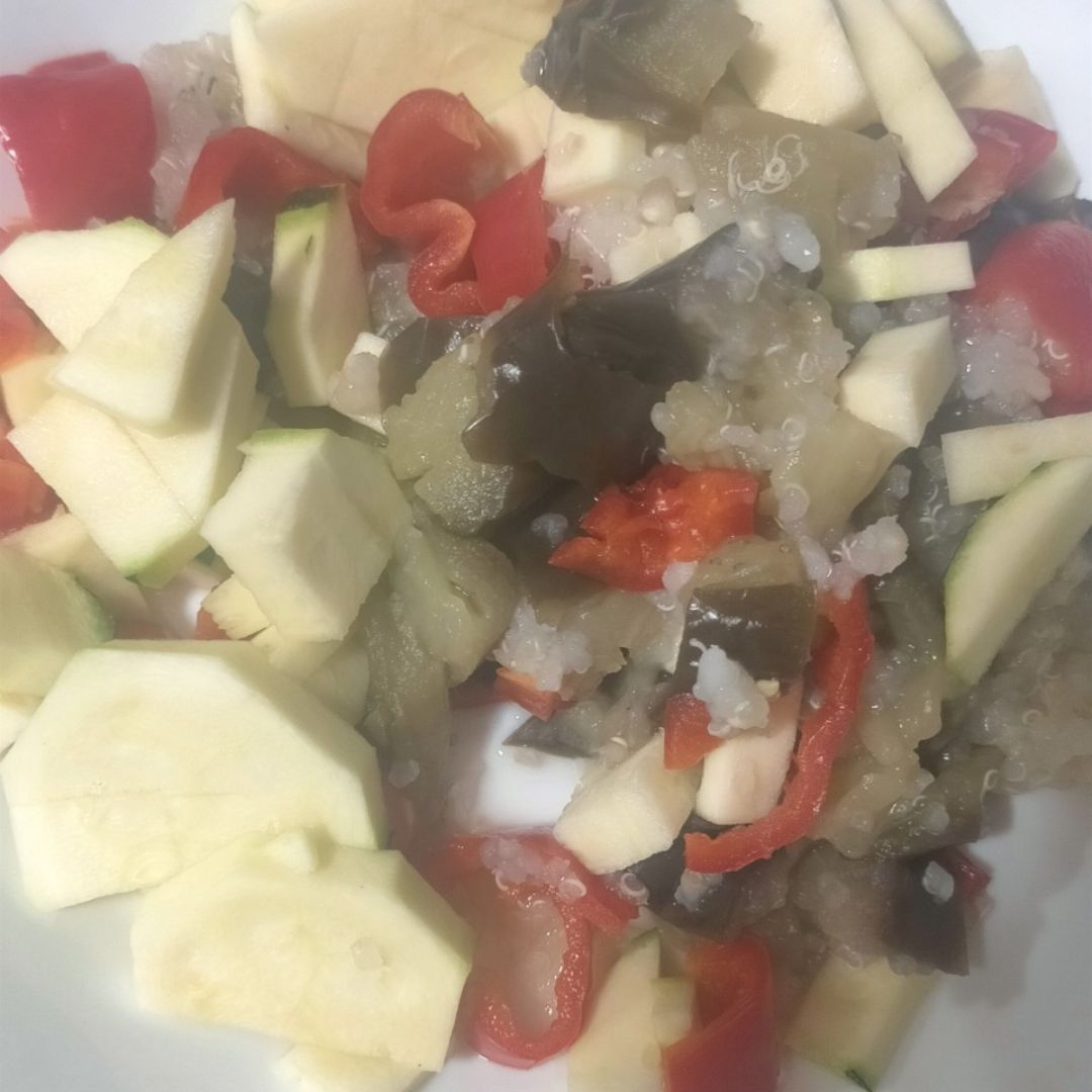 Ensalada de quinoa con pepino, pimiento y berenjena 馃崋 馃珣 馃 Paso 2 Ensalada de quinoa con pepino, pimiento y berenjena 馃崋 馃珣 馃 Paso 2
