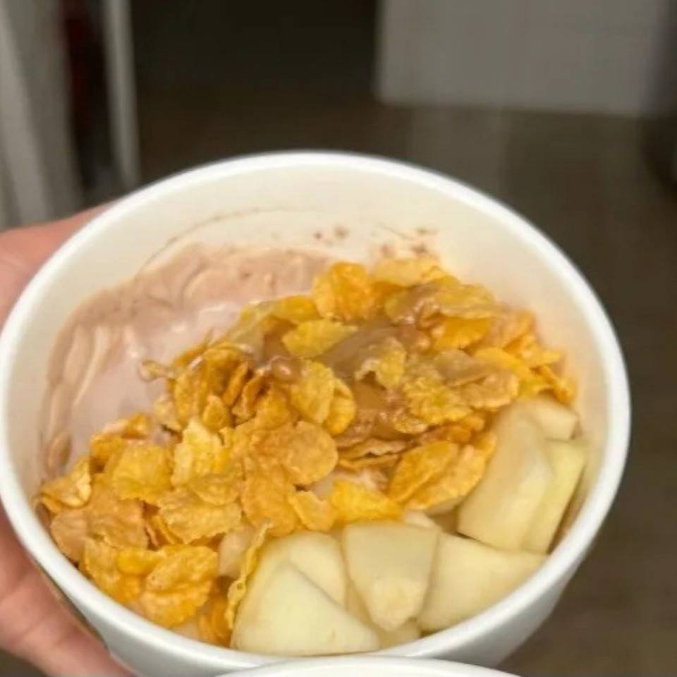 Copos de maiz con yogur griego y proteína de chocolate, pera y crema de cacahuete Copos de maiz con yogur griego y proteína de chocolate, pera y crema de cacahuete