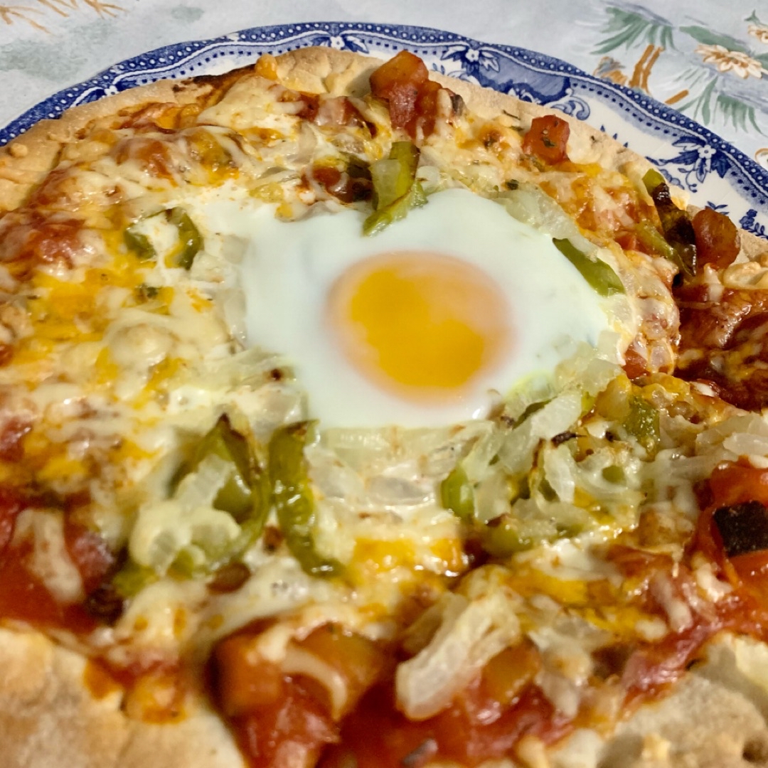 Pizza de verduras con huevo al horno