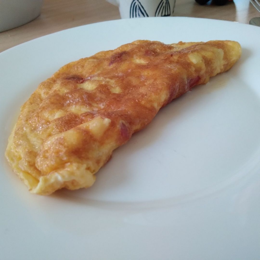 TORTILLA DE QUESO Y JAMON SERRANO