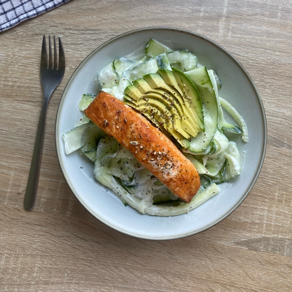 Salmón con base de pepino Salmón con base de pepino