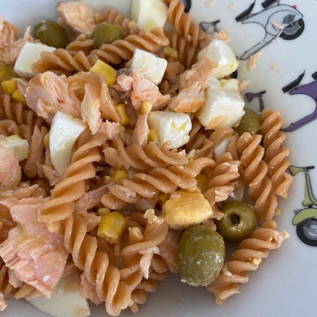 Pasta de lentejas con salmón y queso feta Pasta de lentejas con salmón y queso feta