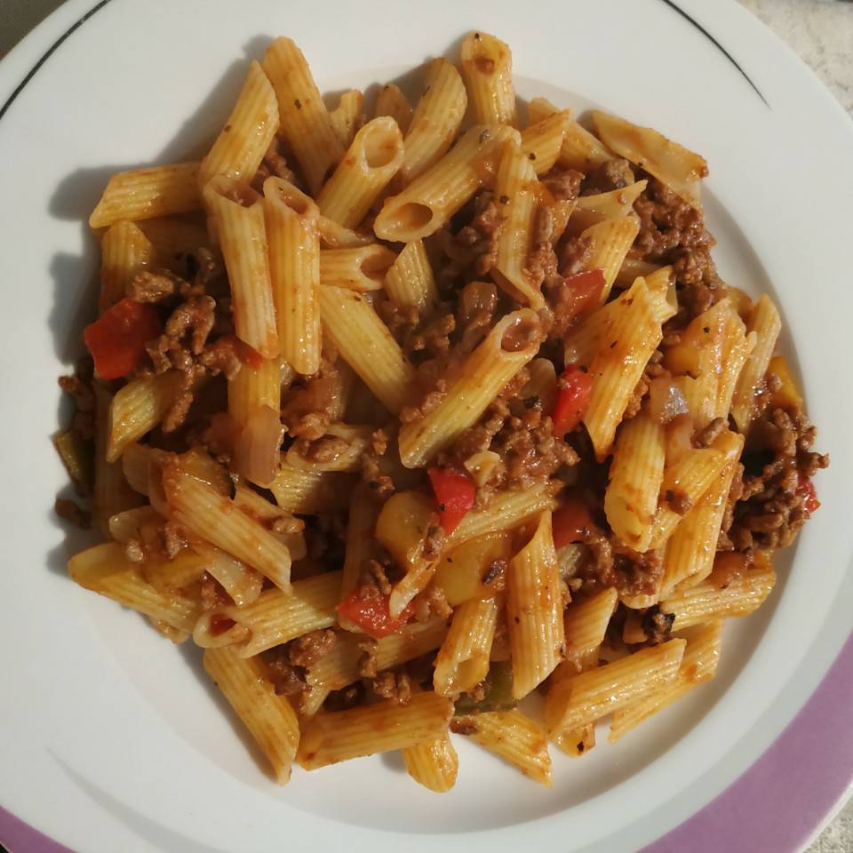 Macarrones con tomate, verduritas y carne picada Macarrones con tomate, verduritas y carne picada