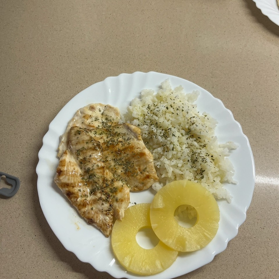 Arroz con pollo y piña Arroz con pollo y piña