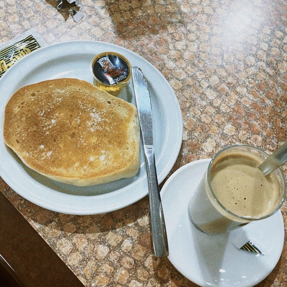 cafe con leche y tostadas integrales cafe con leche y tostadas integrales