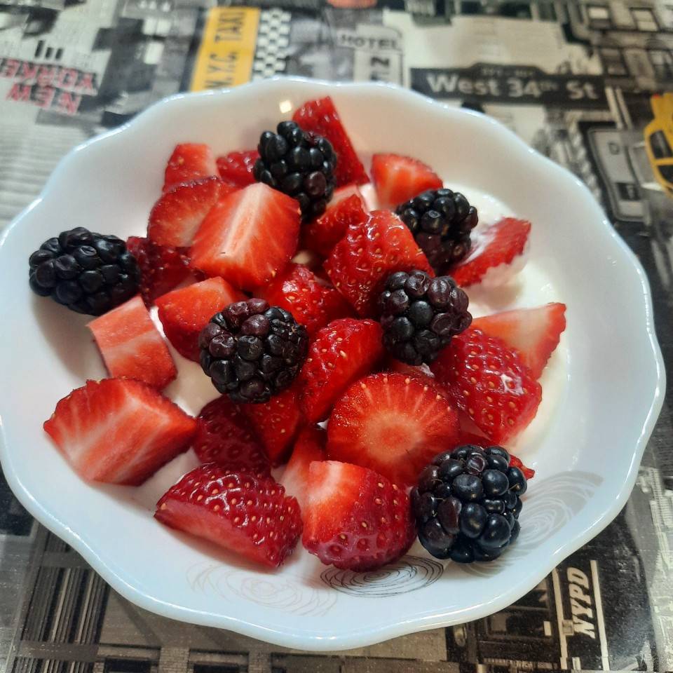 Griego con fresas y moras
