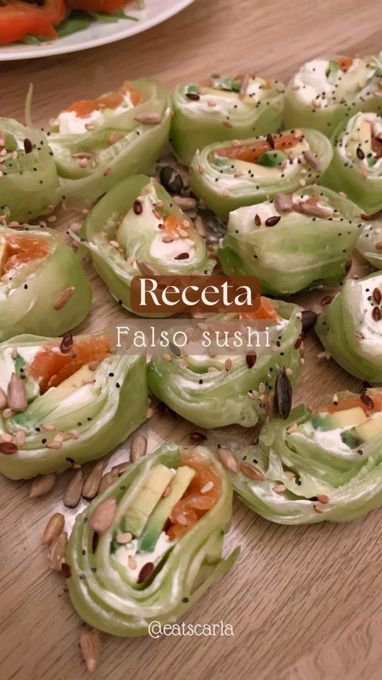 falso sushi: rollitos de salmón, aguacate y queso crema