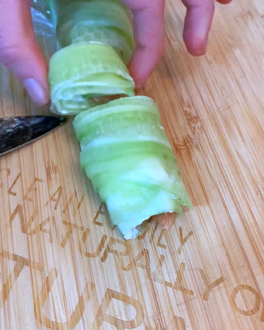 falso sushi: rollitos de salmón, aguacate y queso crema Paso 3