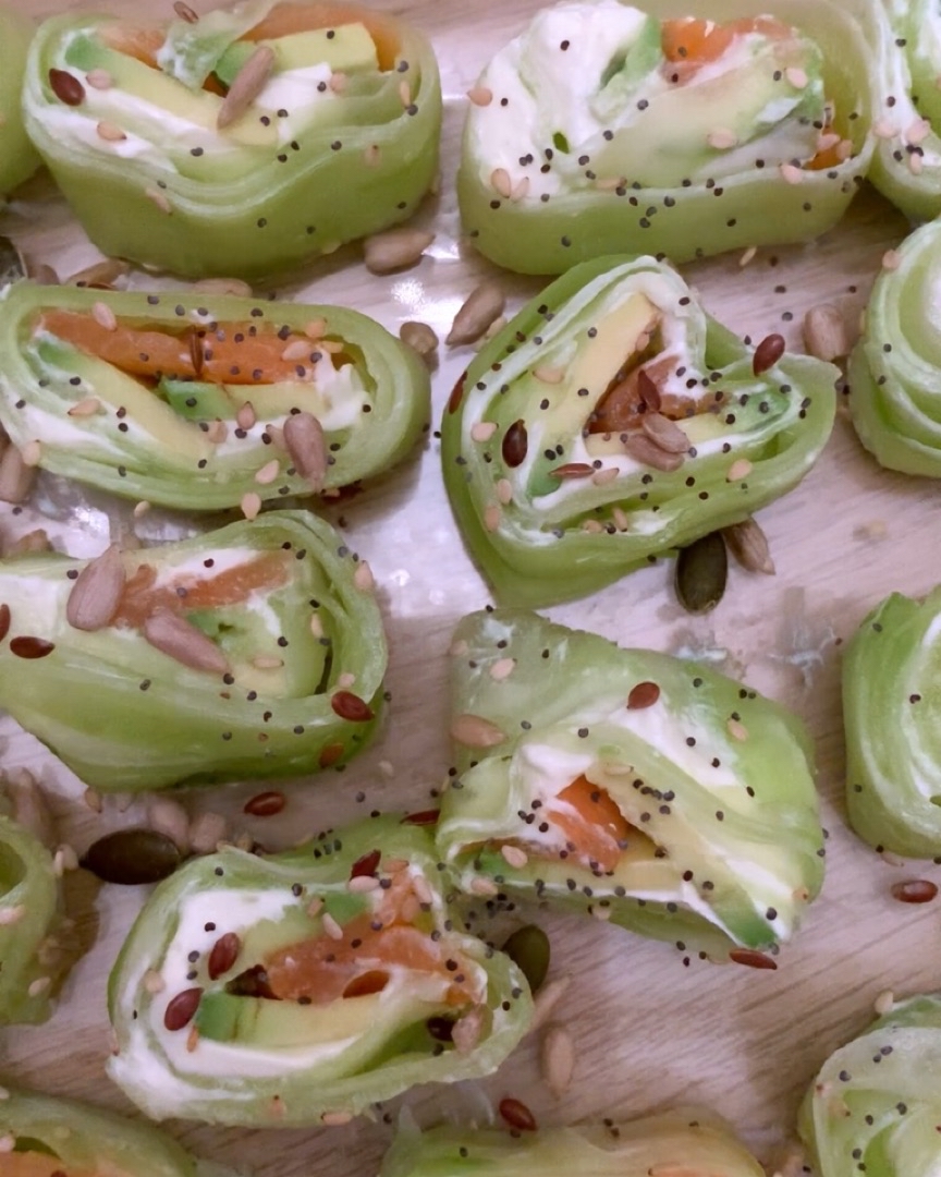 falso sushi: rollitos de salmón, aguacate y queso crema Paso 4