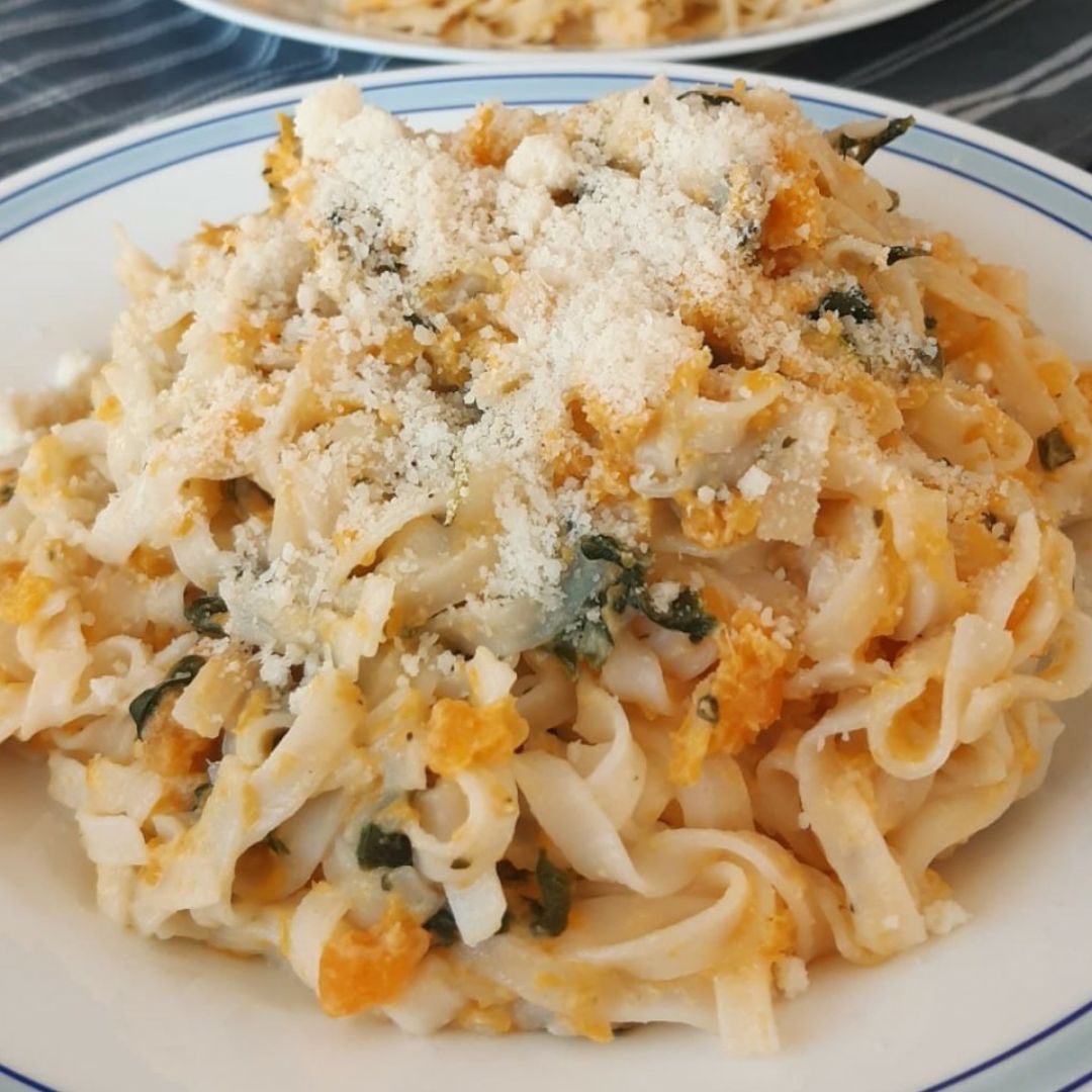 Noodles con calabaza y queso feta
