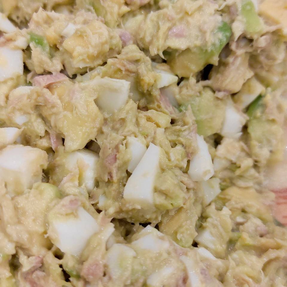 Ensaladilla proteica aguacate y atun