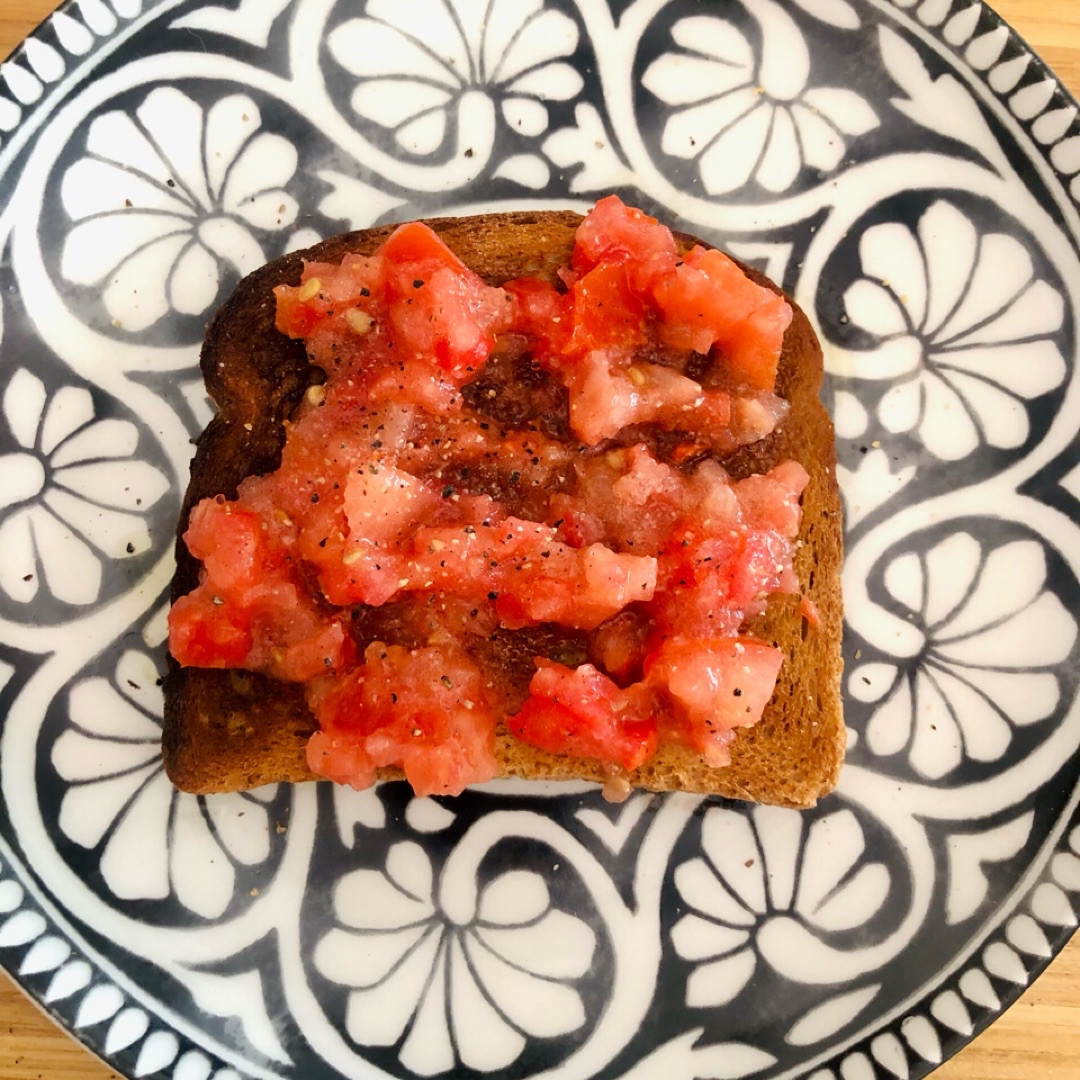Tostada de espelta 100 % integral con tomate y aceite Tostada de espelta 100 % integral con tomate y aceite