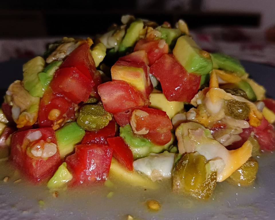 Tartar de tomate con berberechos, aguacate y alcaparras Tartar de tomate con berberechos, aguacate y alcaparras