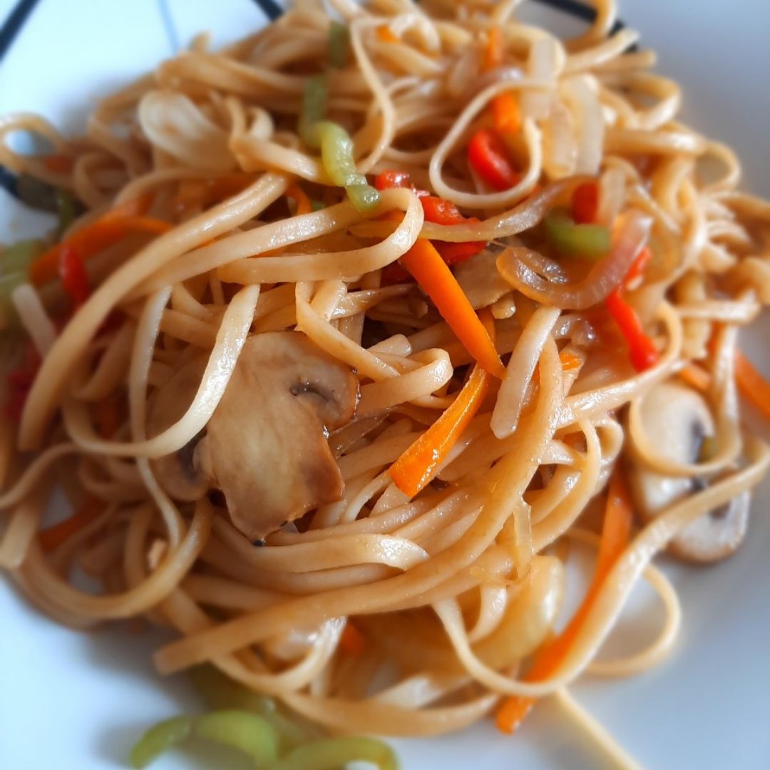 Tallarines con verduras y salsa de soja. Tallarines con verduras y salsa de soja.