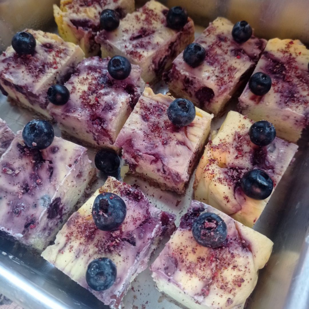 Barritas de cheesecake 🍰de arándanos 🫐 Paso 4 Barritas de cheesecake 🍰de arándanos 🫐 Paso 4
