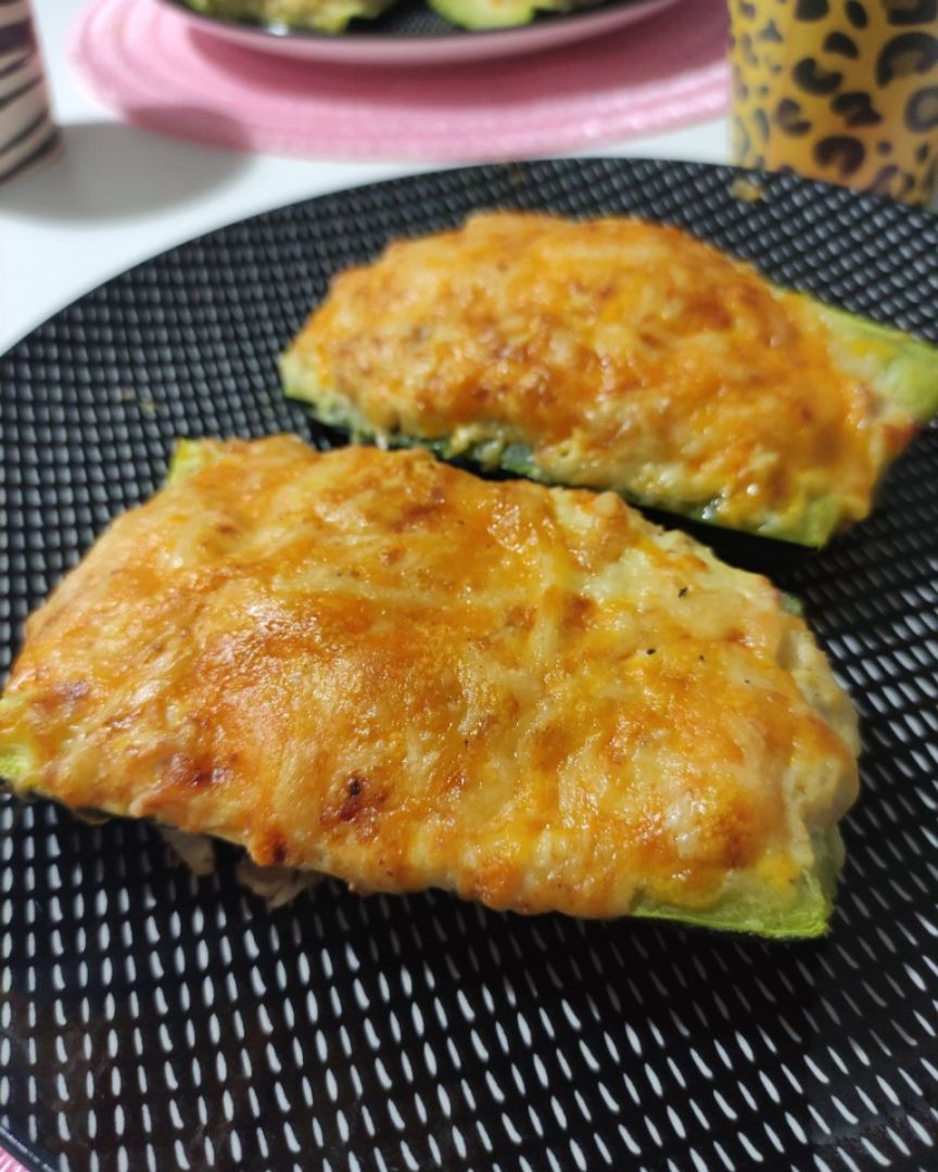 Calabacines rellenos de pollo, cebolla y queso. Calabacines rellenos de pollo, cebolla y queso.