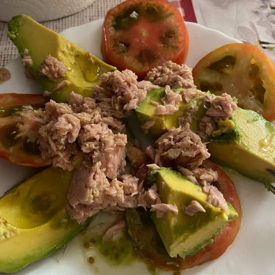 Ensalada de atún con tomate y aguacate Ensalada de atún con tomate y aguacate
