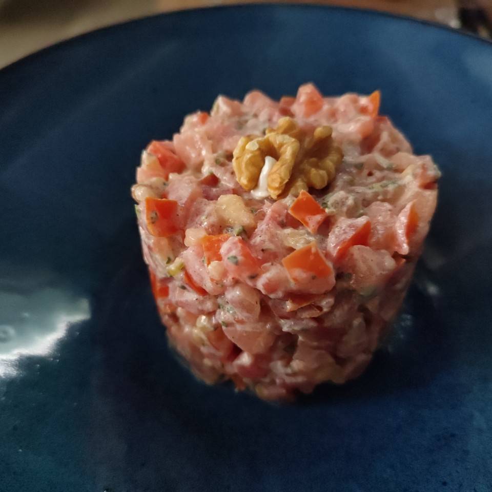 Tartar de tomate, queso crema de cabra y nueces. Tartar de tomate, queso crema de cabra y nueces.