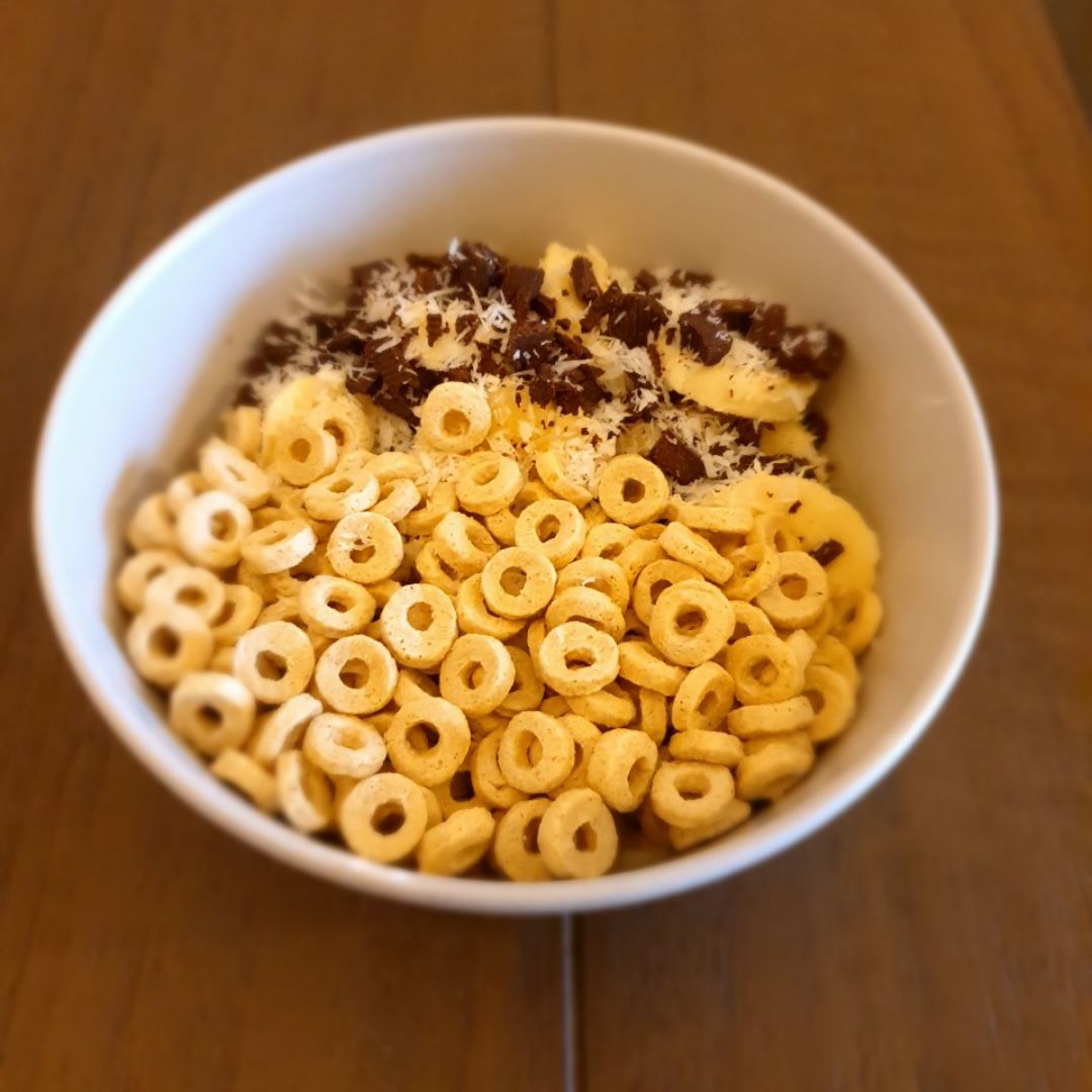 Queso fresco batido con plátano, avena, chocolate y coco.
