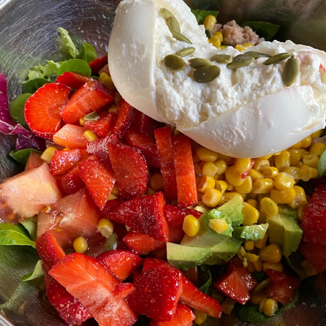 Ensalada de fresas, burrata y aguacate Ensalada de fresas, burrata y aguacate