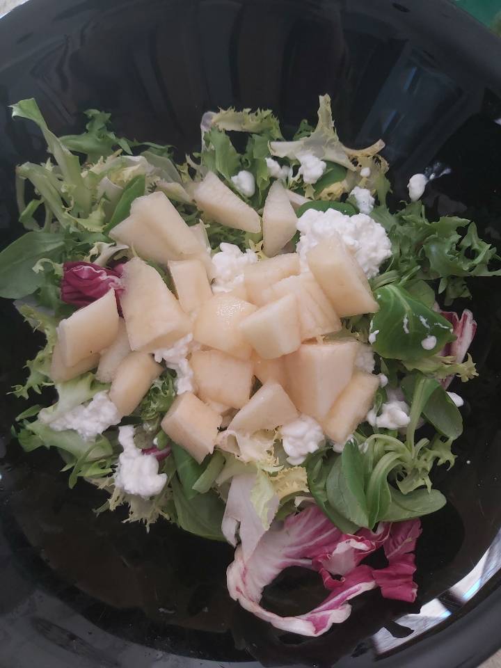 Ensalada de lechugas con queso cottage y pera Ensalada de lechugas con queso cottage y pera
