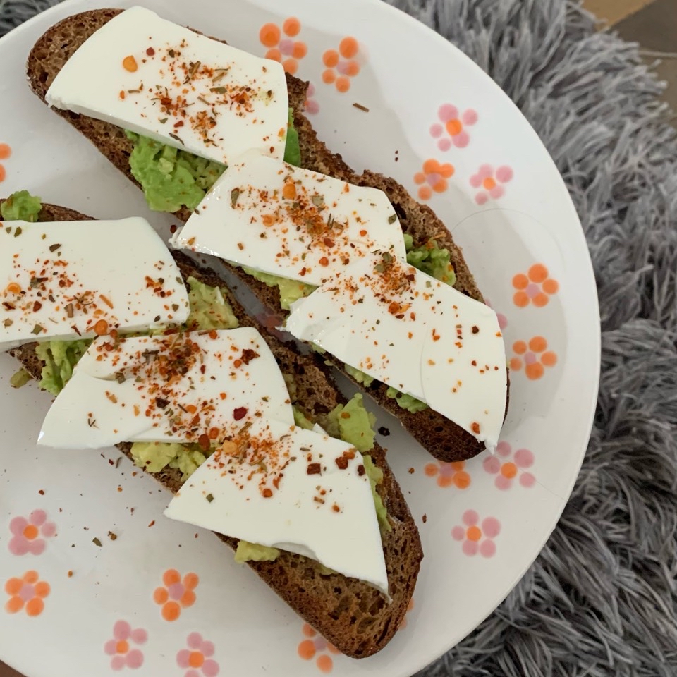 Tostadas con aguacate y queso